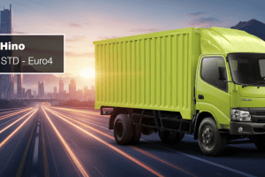 Truk Hino 136 MD Series hijau untuk pengiriman barang, cocok untuk logistik dan distribusi.